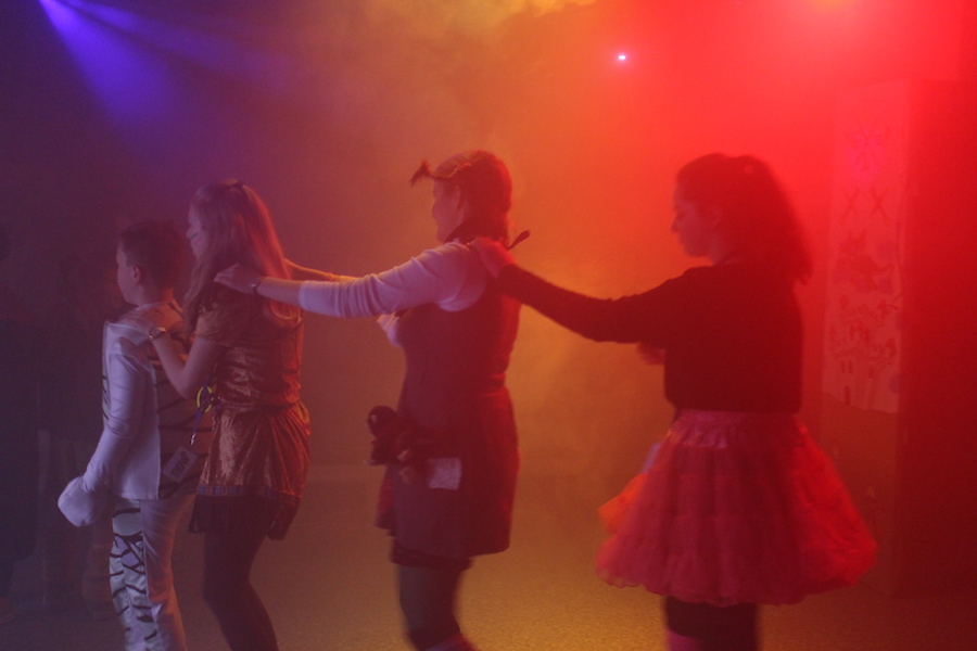 Vrkleidete Partyteilnehmer tanzen eine Polonaise