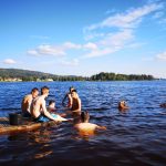 Jugendliche baden im See
