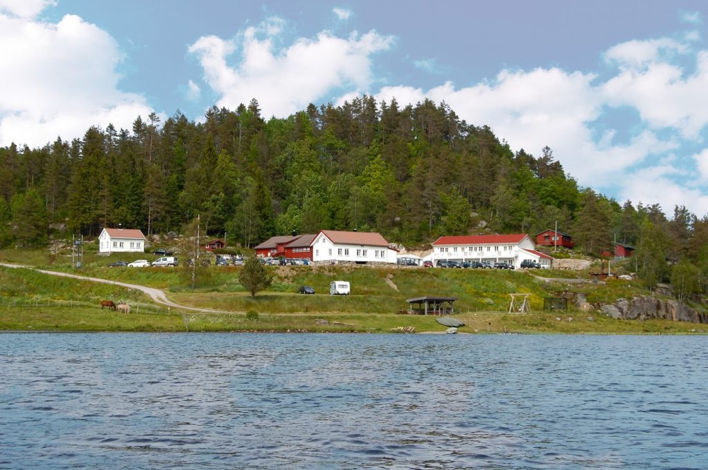 Ansammlung von Häusern am Rande eines Sees